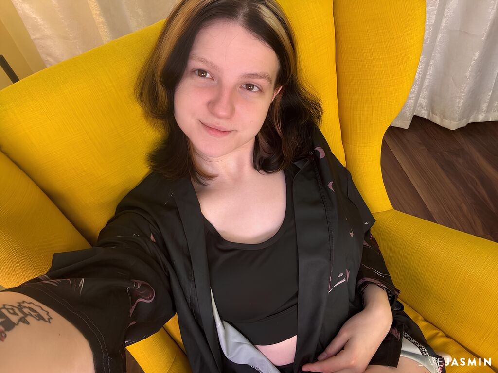 GiovannaMonat model profile and live status