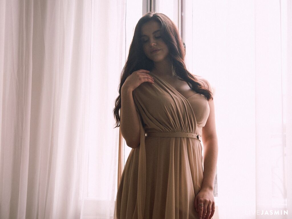 View GloriaPeachy cam profile and live status