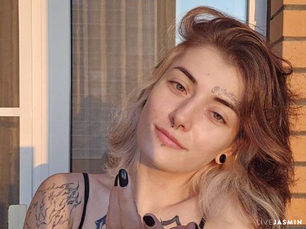 View GoldenLips live cam profile