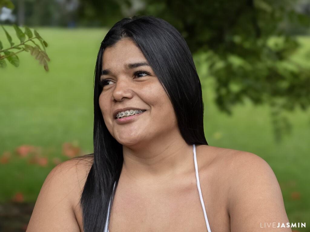 View HarrisAlejandra cam profile and live status
