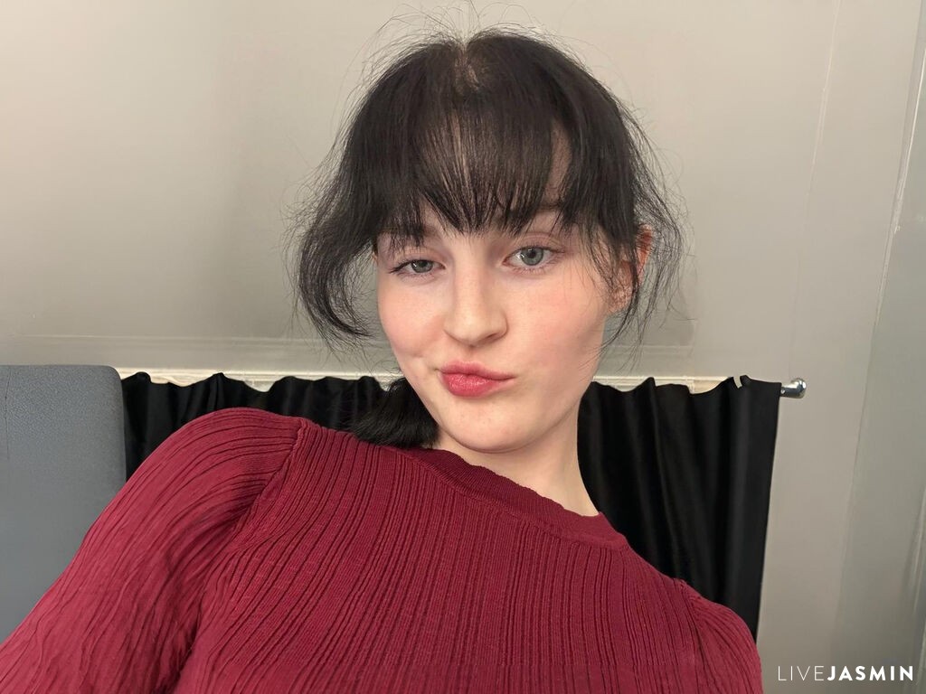 Cam girl profile image for HiediChilo