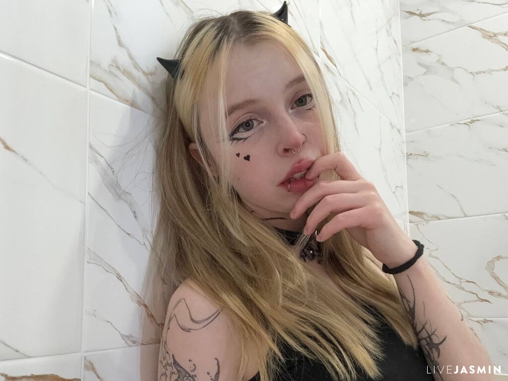 HildDryer LiveJasmin model profile