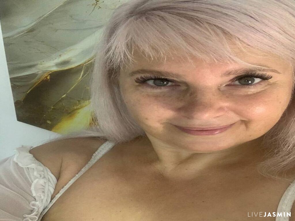 View HollaFabel live cam profile