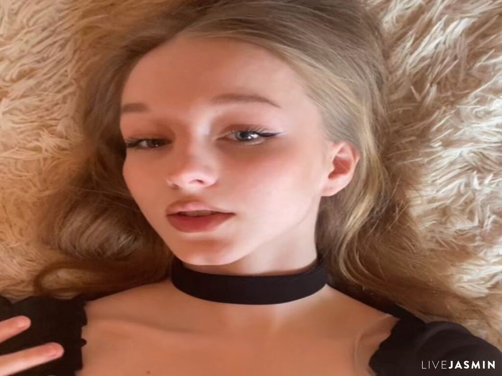 Browse IleanaNiese live chat profile