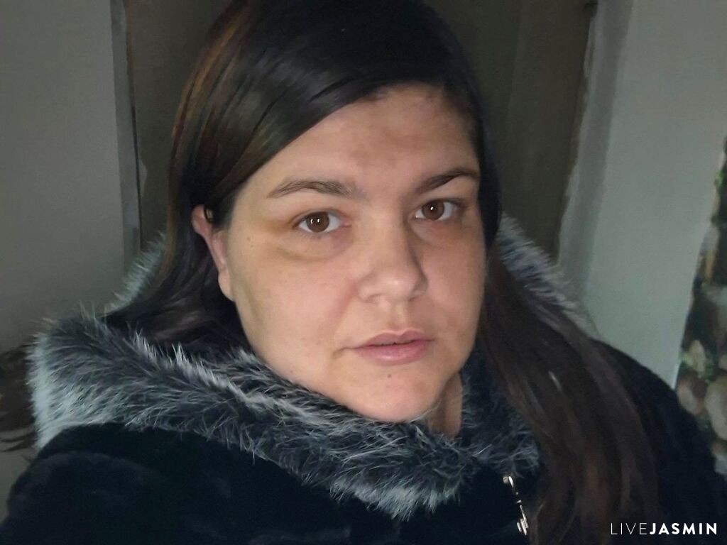 IonyEllaa model profile and live status