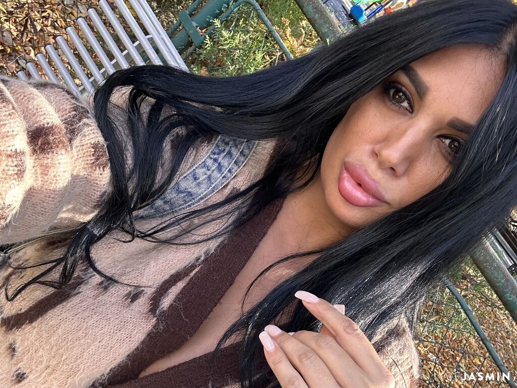 IsaBebe live cam girl profile