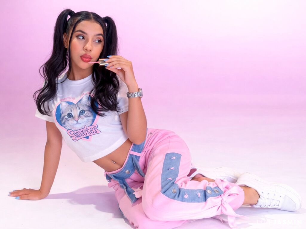 IsabellaRoyale model profile and live status