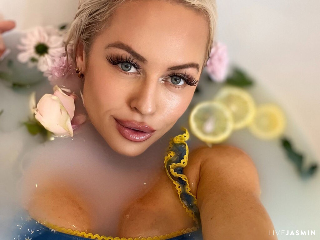 View IsabellaSaturn on AlwaysCamGirls