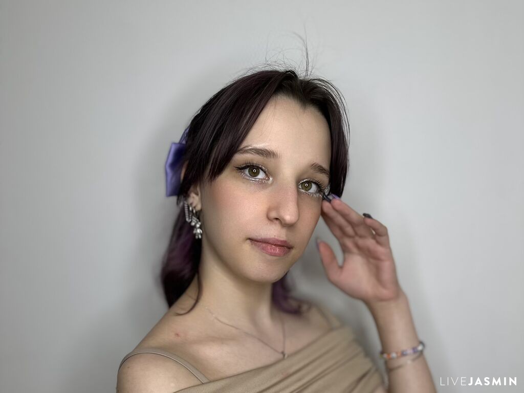 View IvyLewis cam profile and live status
