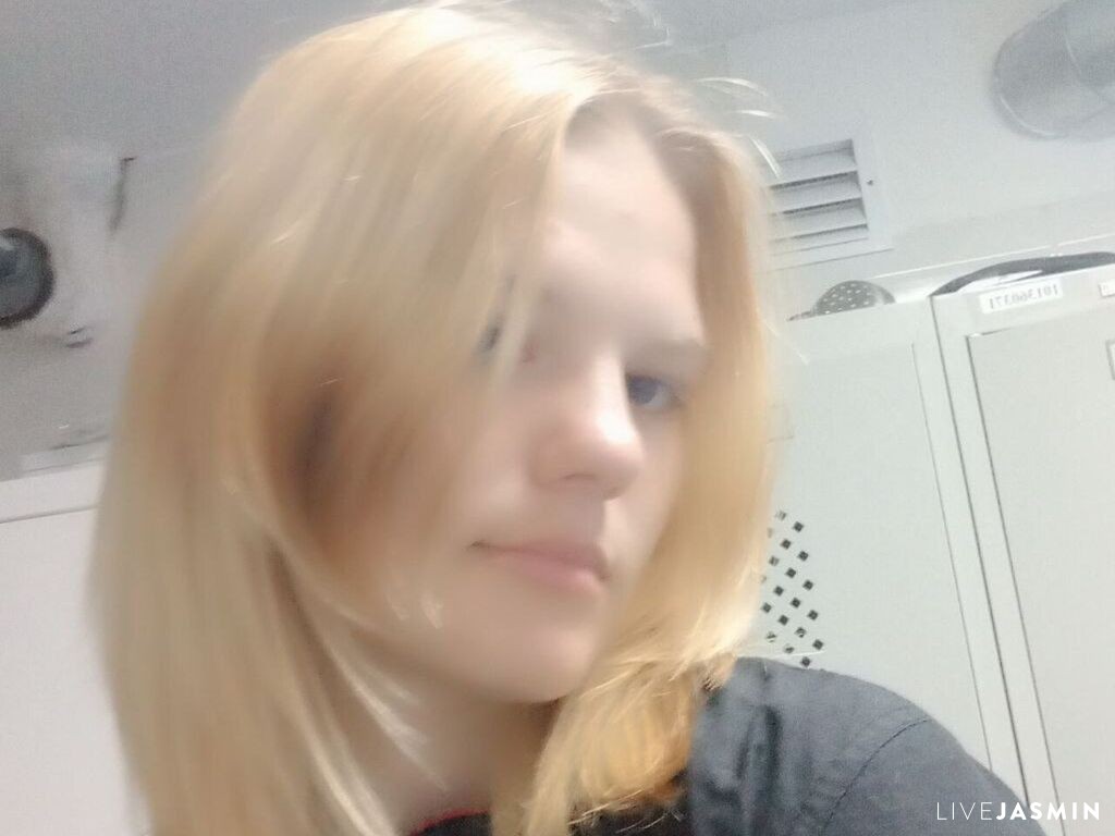 IzettaRambousek live cam girl profile