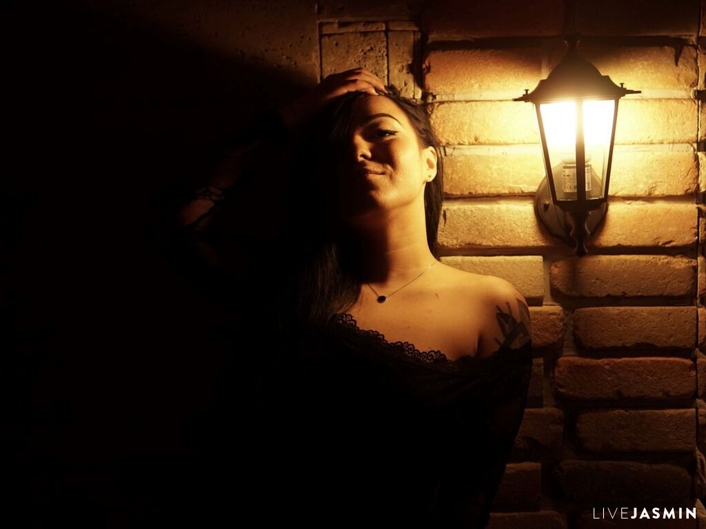 Browse IzzaBellaNova live chat profile