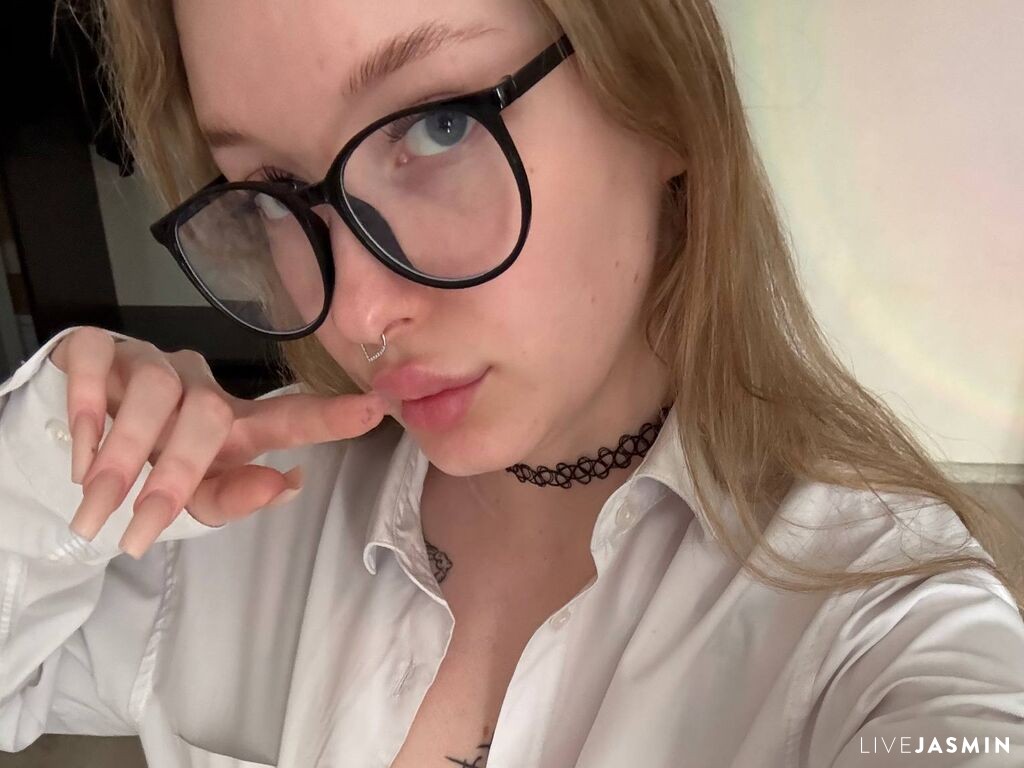 View JadeDerrow live cam profile