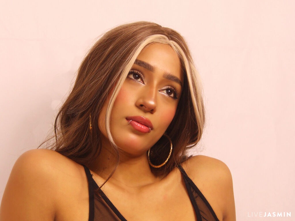 Cam girl profile image for JadeKeim
