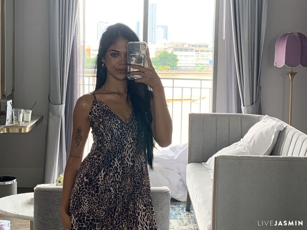 Cam girl profile image for JasmineStones