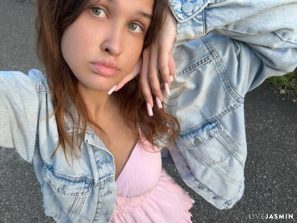 JazminHalajian model profile and live status