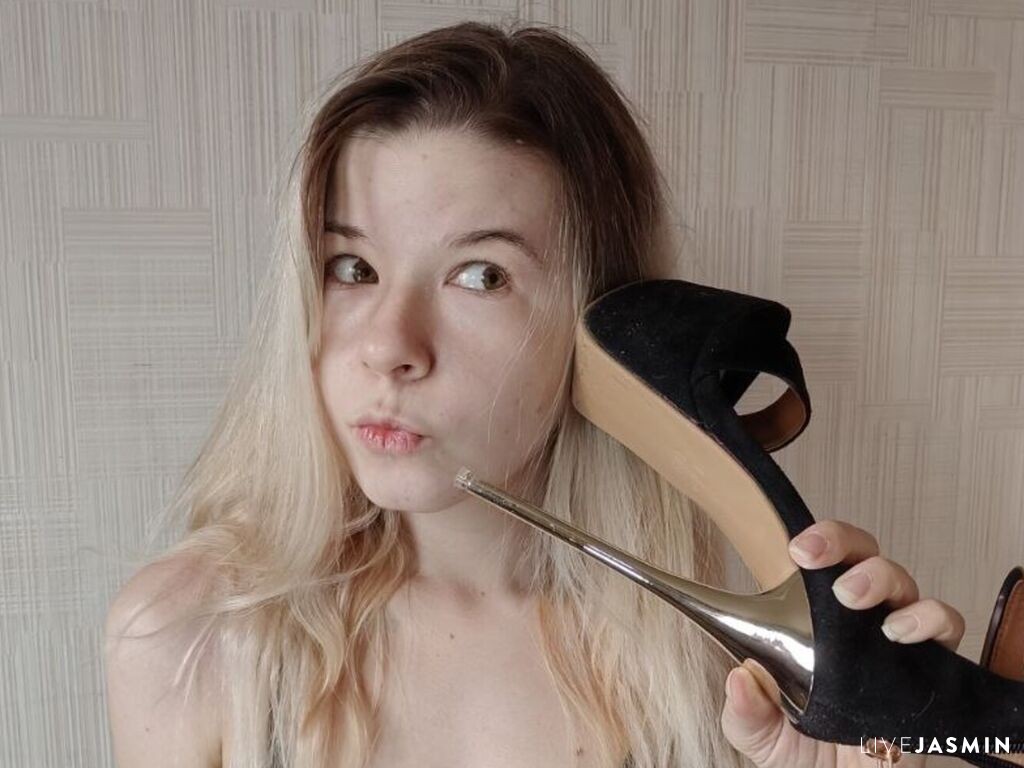 Browse JessyDough live chat profile