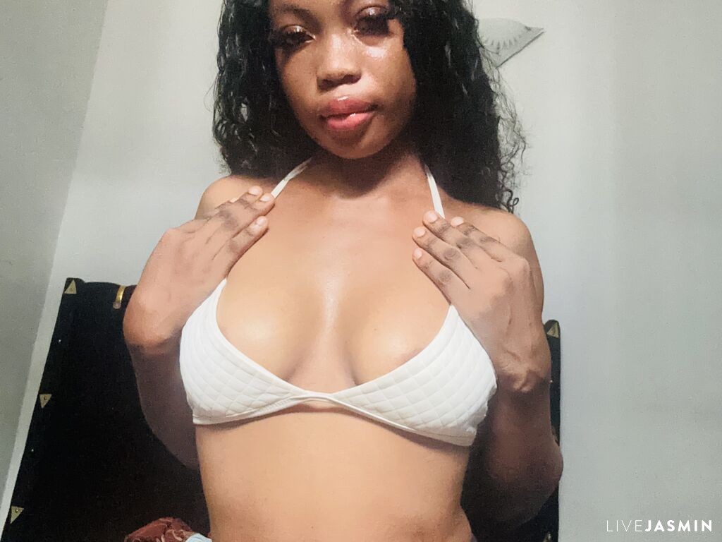 Cam girl profile image for JoyceFrank