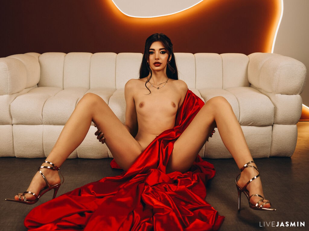 JulieRoyal live cam girl profile