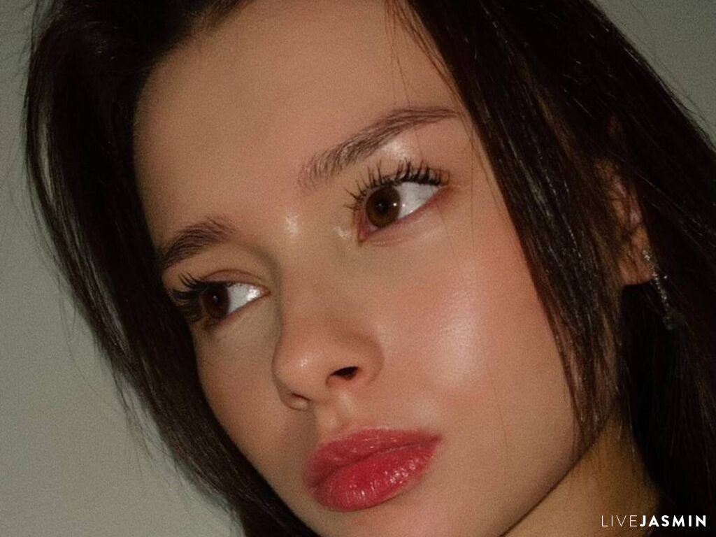 Cam girl profile image for JunePlumer