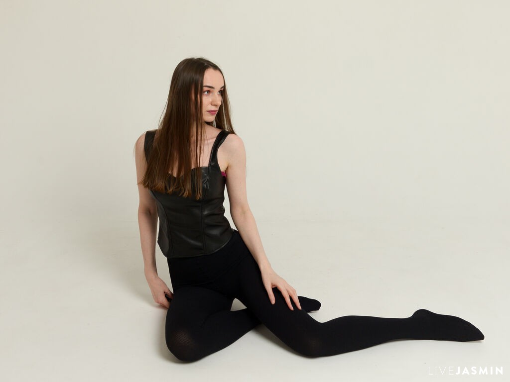 JuneSommers model profile and live status