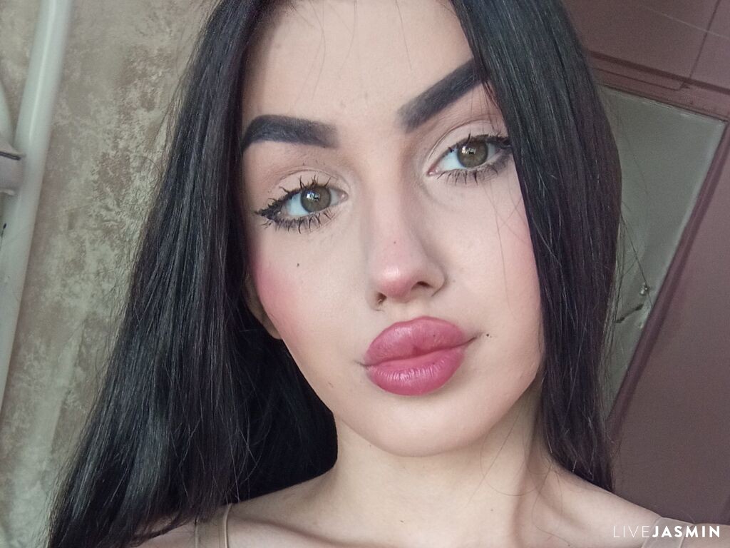 Cam girl profile image for KamillaBelle