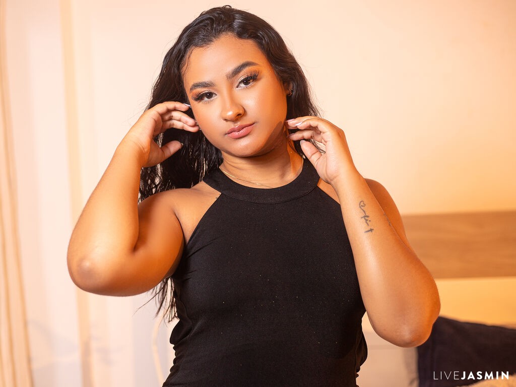 KarinaVegga model profile and live status