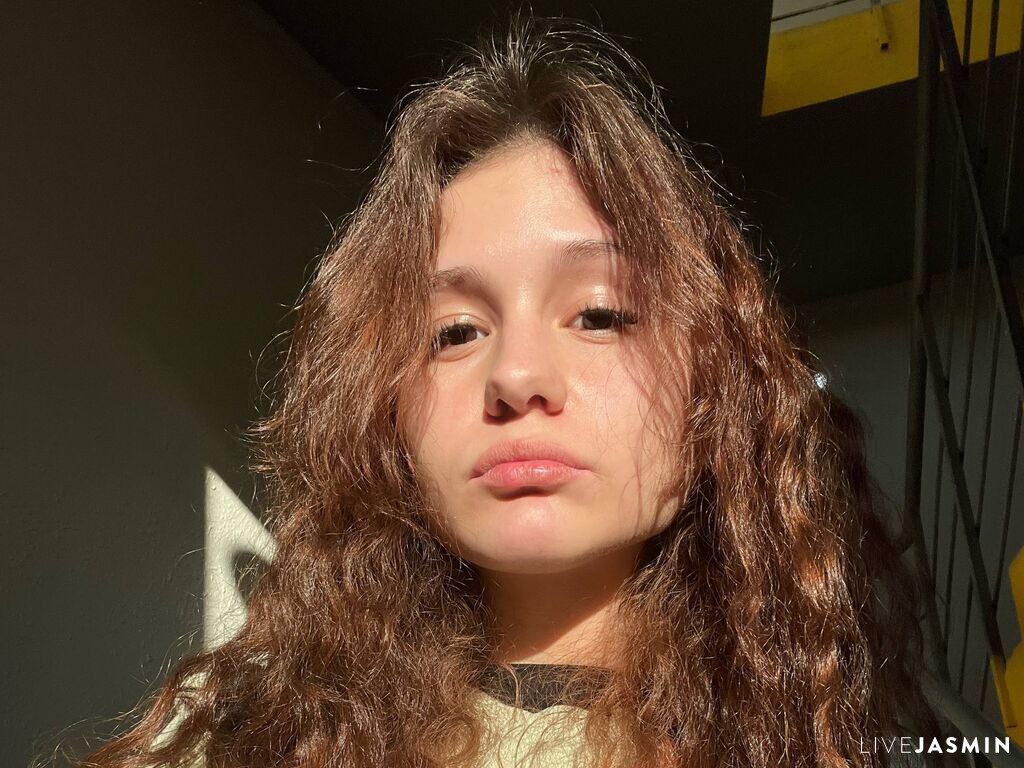 Cam girl profile image for KarlenePaiva