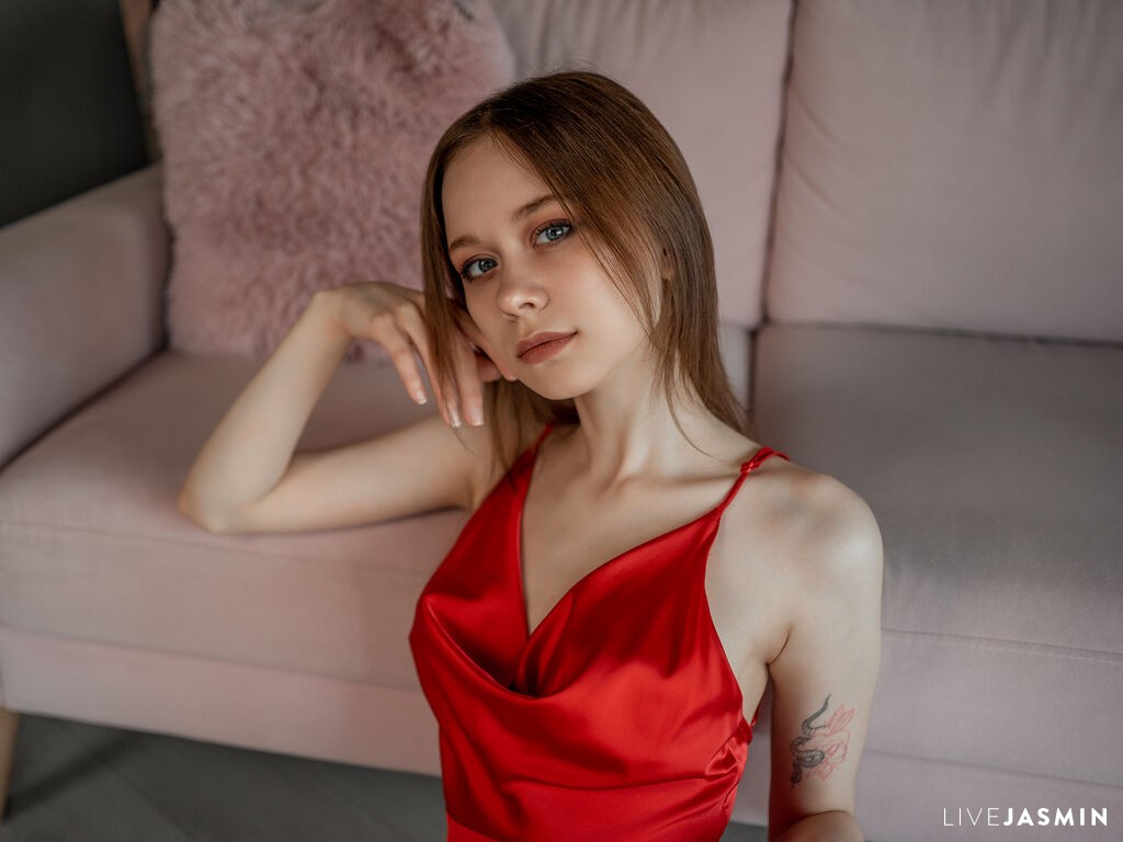 Cam girl profile image for KarolinaConner