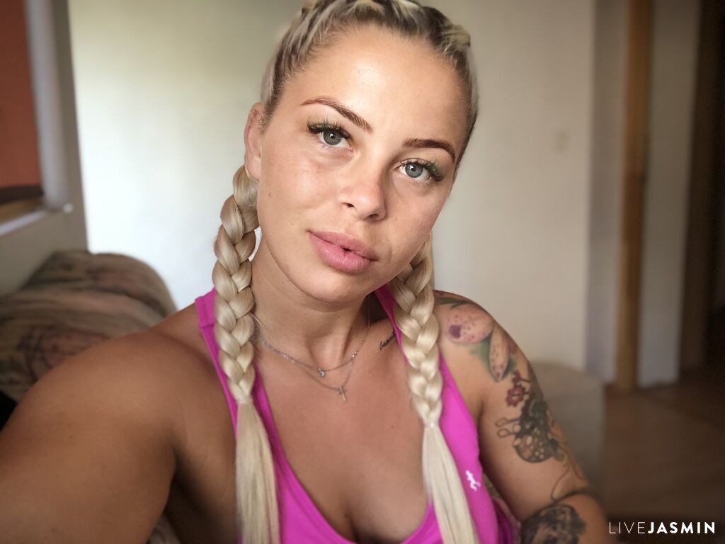 View KateAllya cam profile and live status