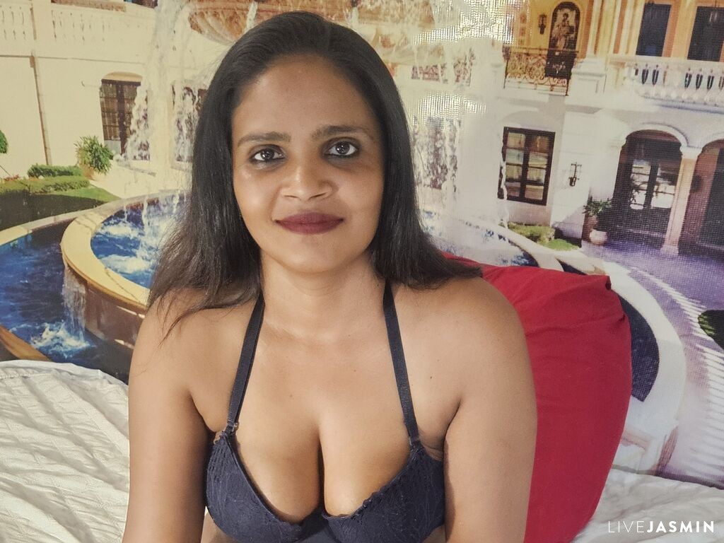 View KaylaRouge cam profile and live status