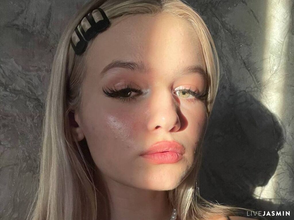 Cam girl profile image for KianaStark