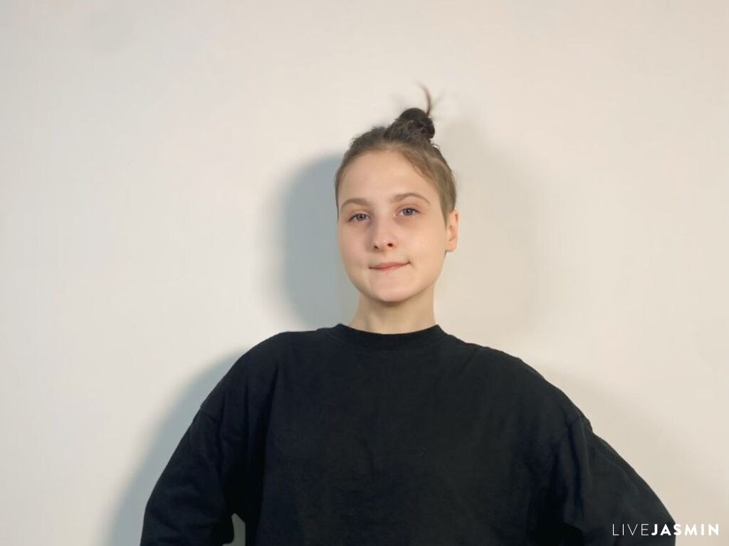 View KiraClair live cam profile