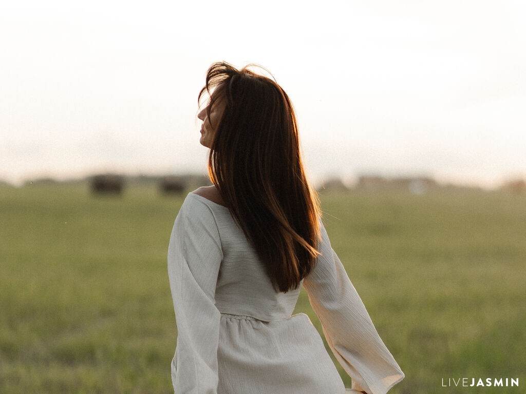 KiraMaison model profile and live status