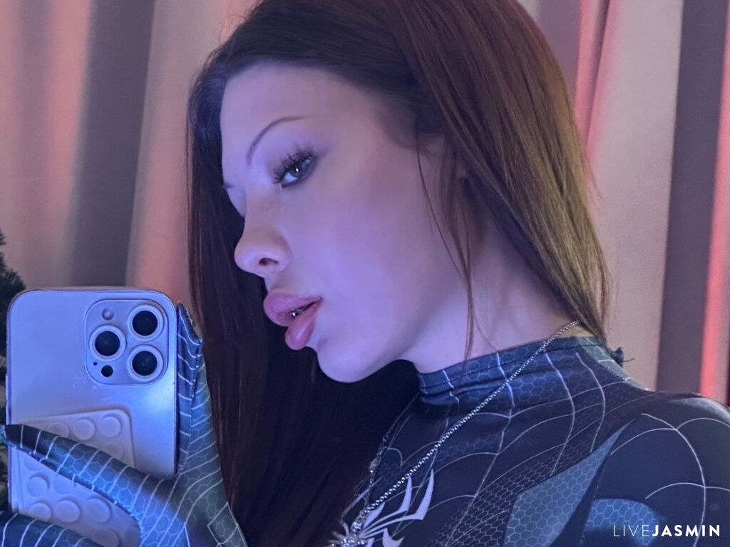 KiraVelvet live cam girl profile