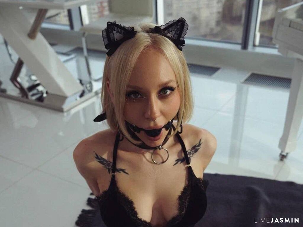 KrissyMissy model profile and live status