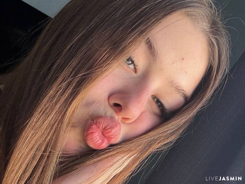 View KristiGroun cam profile and live status