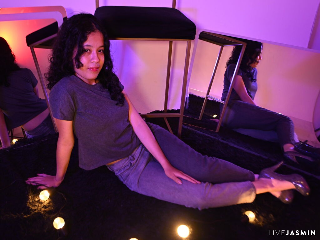 Cam girl profile image for KyaraLux