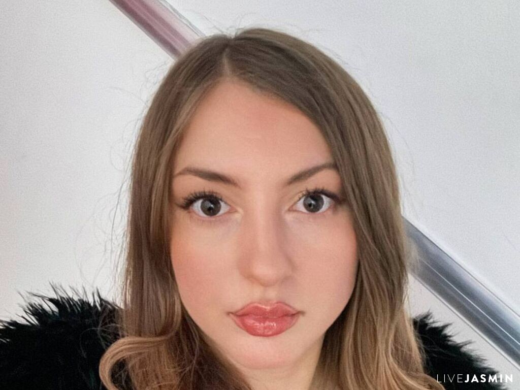 Cam girl profile image for KyraKur