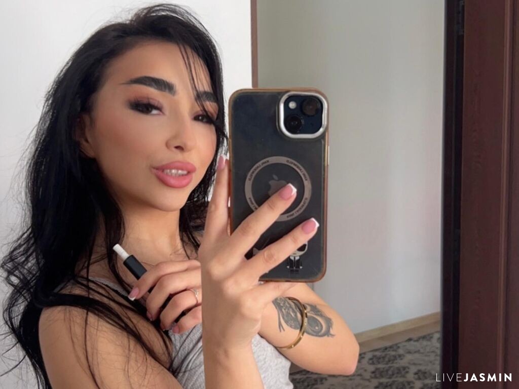 View LaraMac cam profile and live status