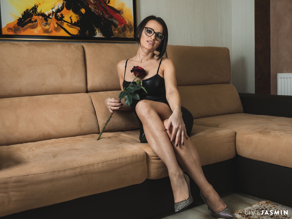 Browse LarissaStone live chat profile