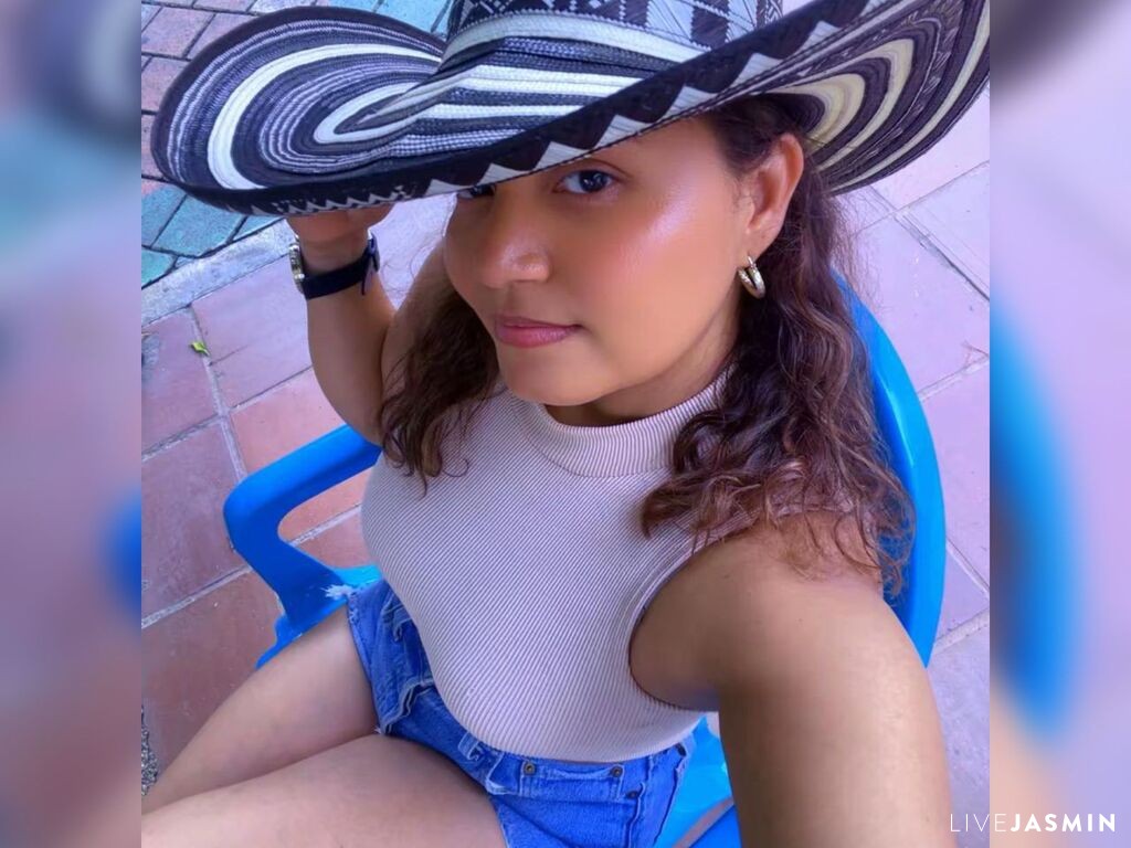 Cam girl profile image for LauraPhol
