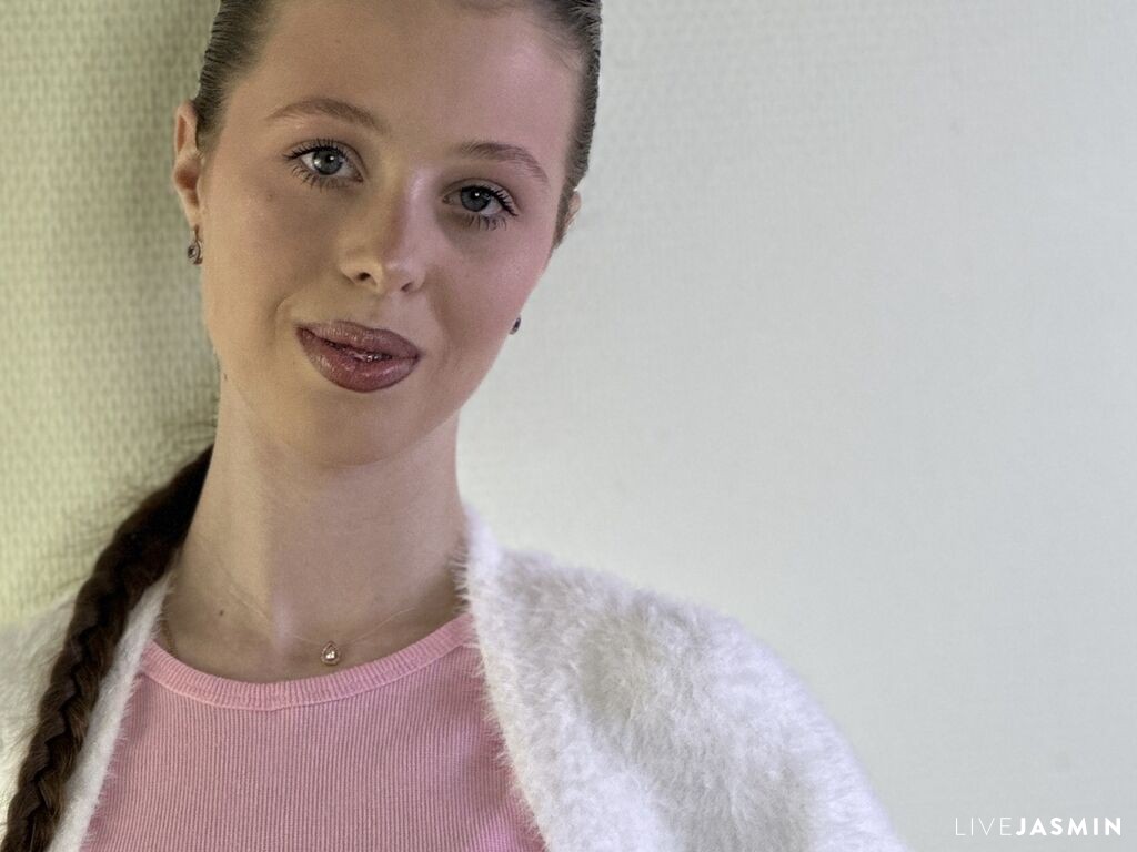 Cam girl profile image for LaurieCanchola