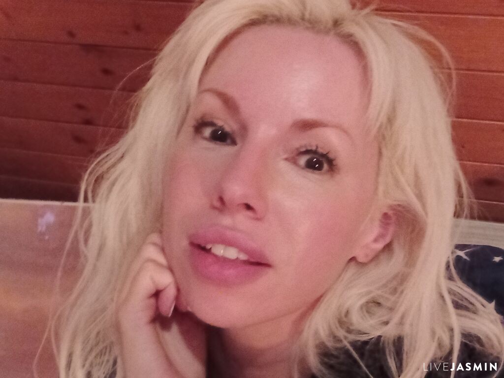 LaymaFlay model profile and live status