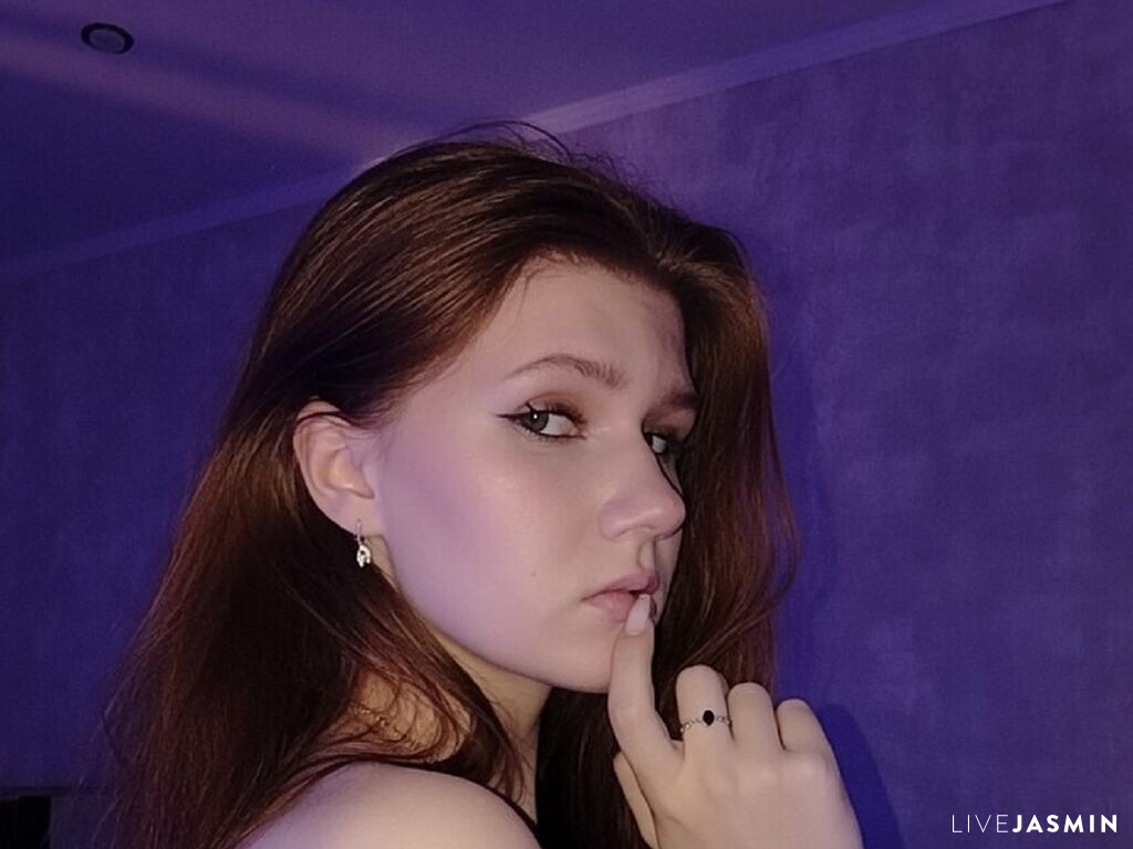 Cam girl profile image for LeeLeisure