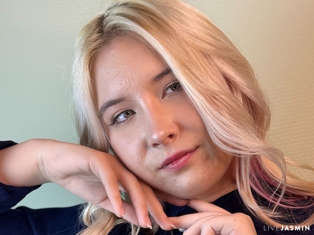 Cam girl profile image for LeenaNicole