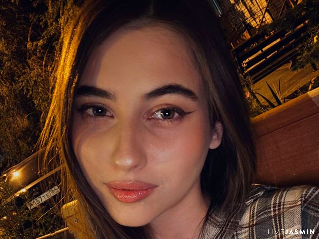LeiaFrost model profile and live status