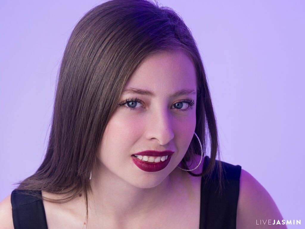 Cam girl profile image for LennaPhillips
