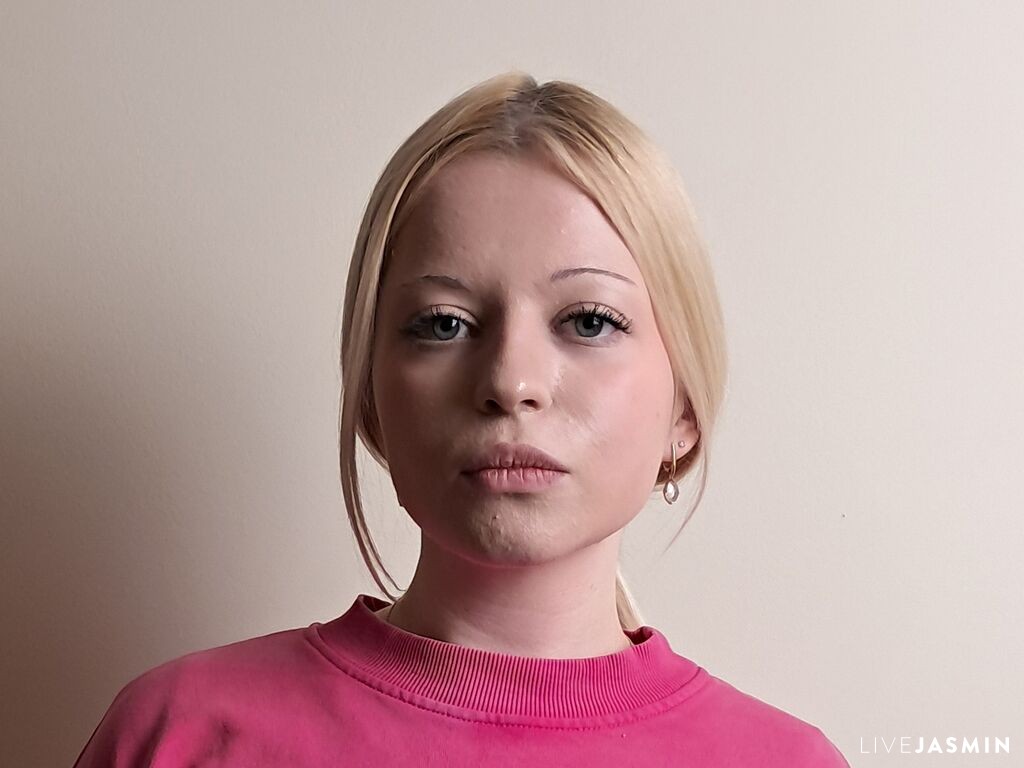 LeonaLongmire model profile and live status