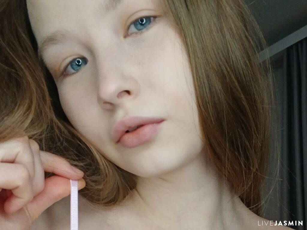 Cam girl profile image for LeslyShay