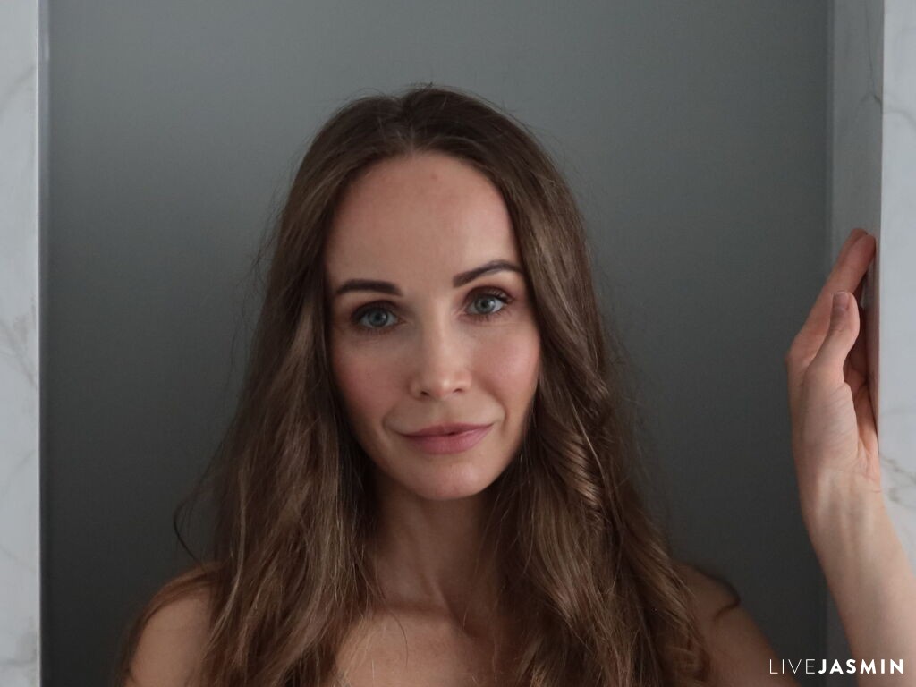 LeticiaBronce model profile and live status